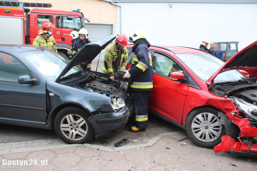 Kolizja dwóch samochodów - forda i volkswagena