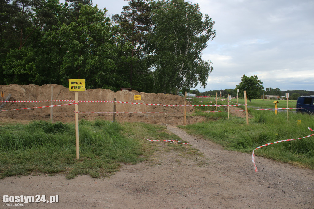 Wykopy na ścieżce rowerowej Piaski Gostyń