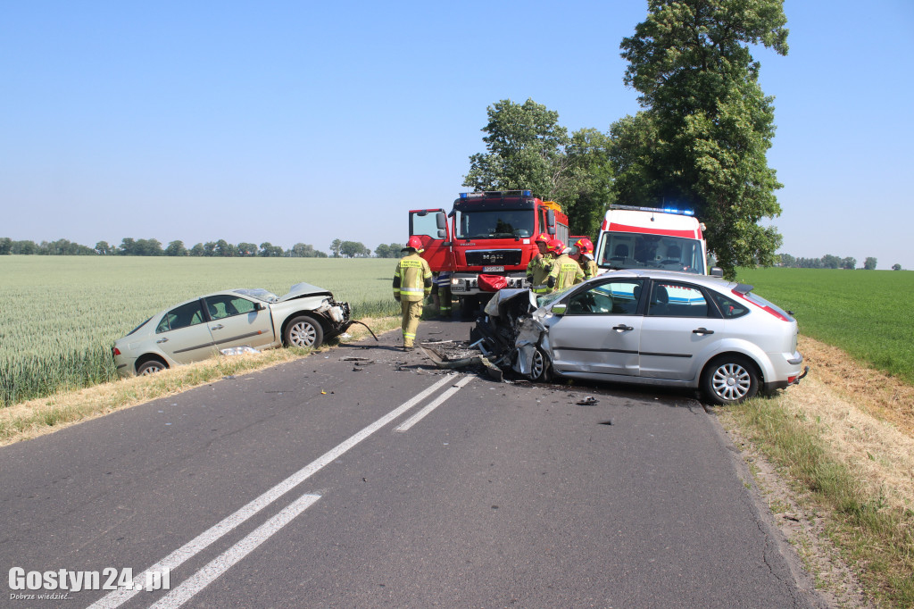 Zderzenie osobówek na trasie Czarkowo - Drzewce