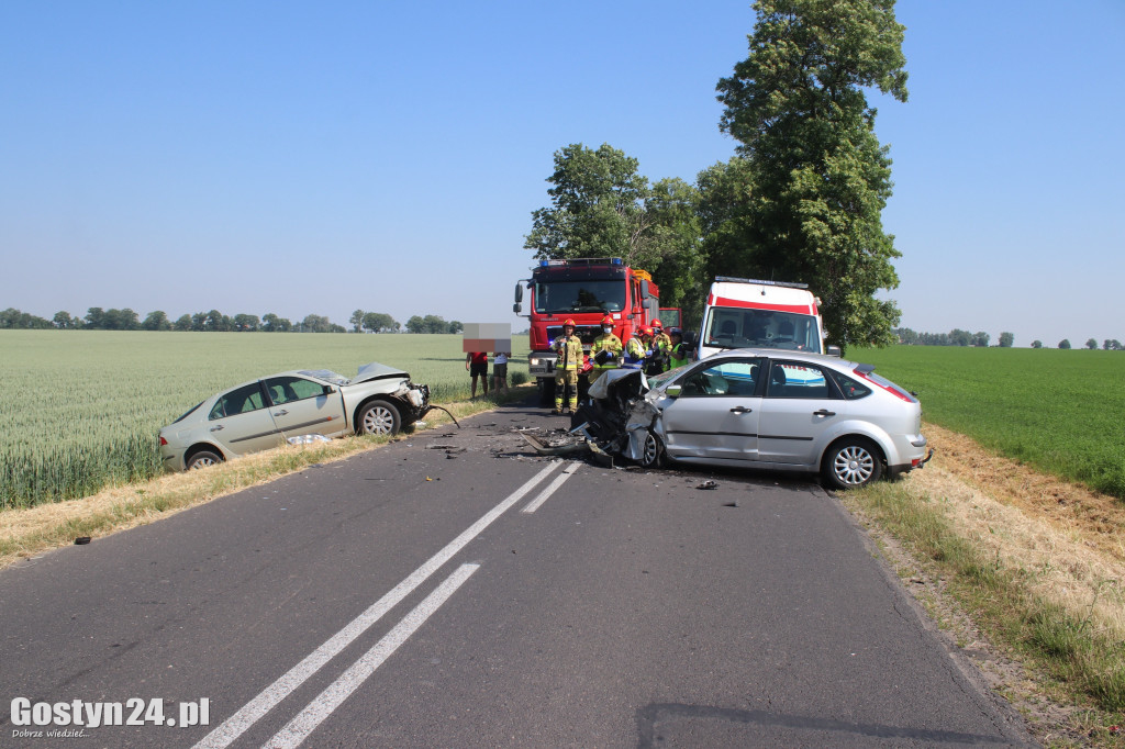 Zderzenie osobówek na trasie Czarkowo - Drzewce