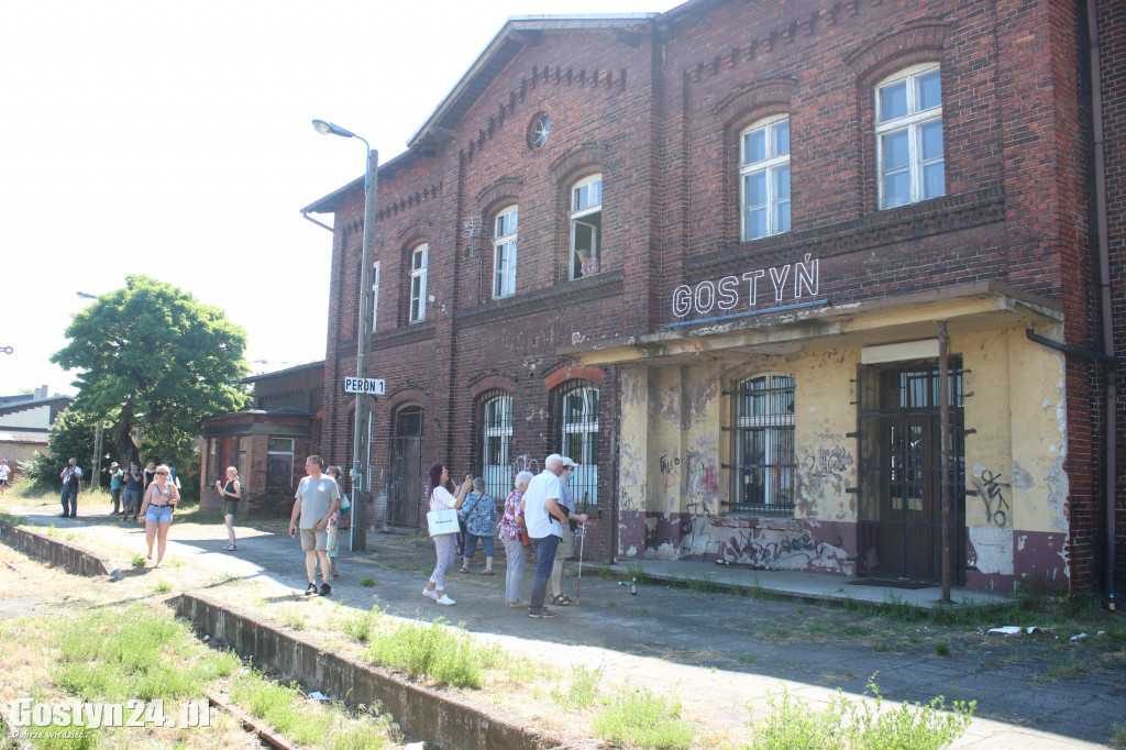 Pociąg z zabytkowymi wagonami w Gostyniu