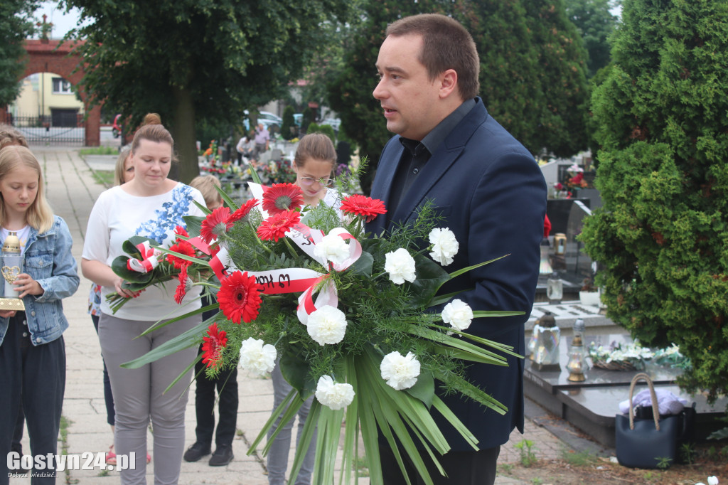 Hołd złożony czarnolegionstom na cmentarzu w Gostyniu