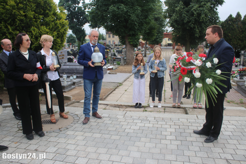 Hołd złożony czarnolegionstom na cmentarzu w Gostyniu