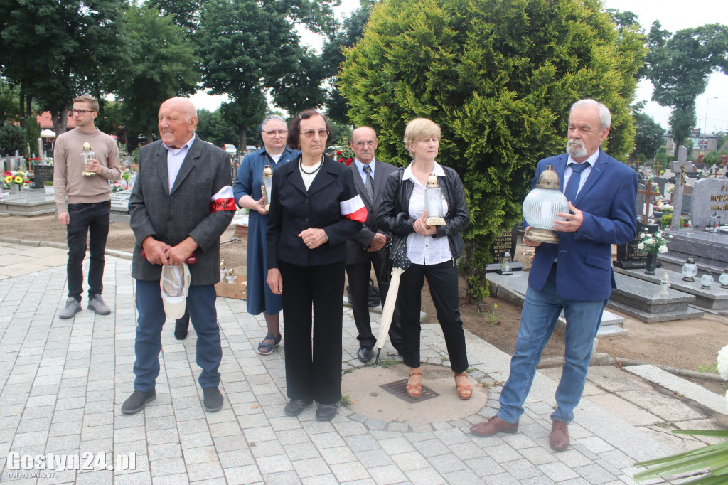 Hołd złożony czarnolegionstom na cmentarzu w Gostyniu