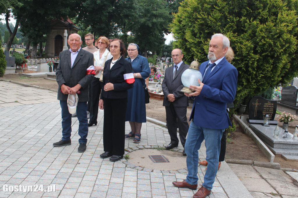 Hołd złożony czarnolegionstom na cmentarzu w Gostyniu