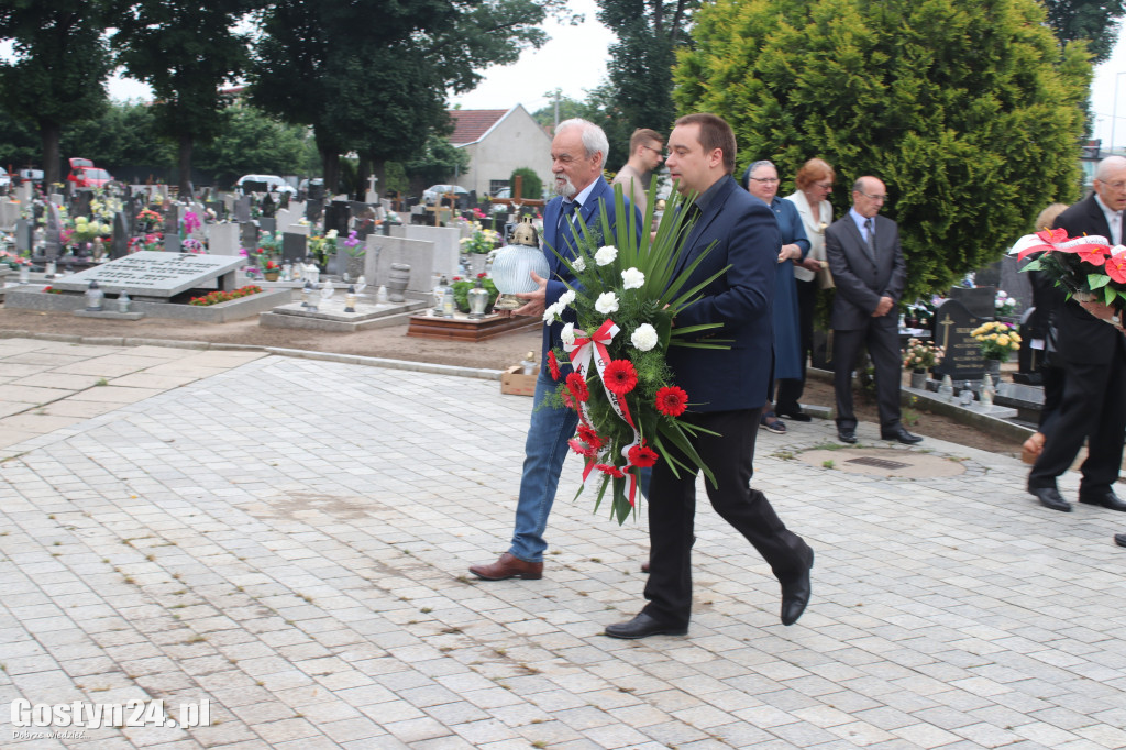 Hołd złożony czarnolegionstom na cmentarzu w Gostyniu