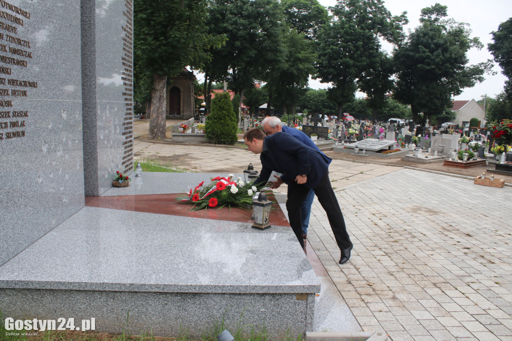 Hołd złożony czarnolegionstom na cmentarzu w Gostyniu