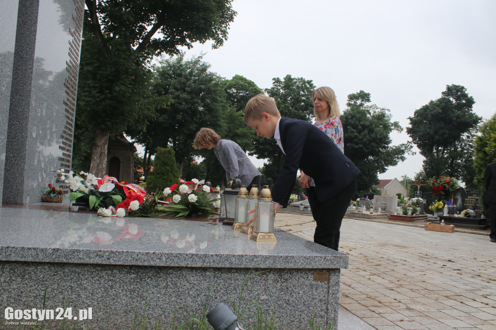 Hołd złożony czarnolegionstom na cmentarzu w Gostyniu