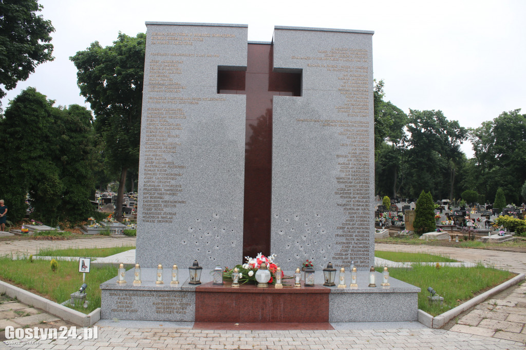 Hołd złożony czarnolegionstom na cmentarzu w Gostyniu