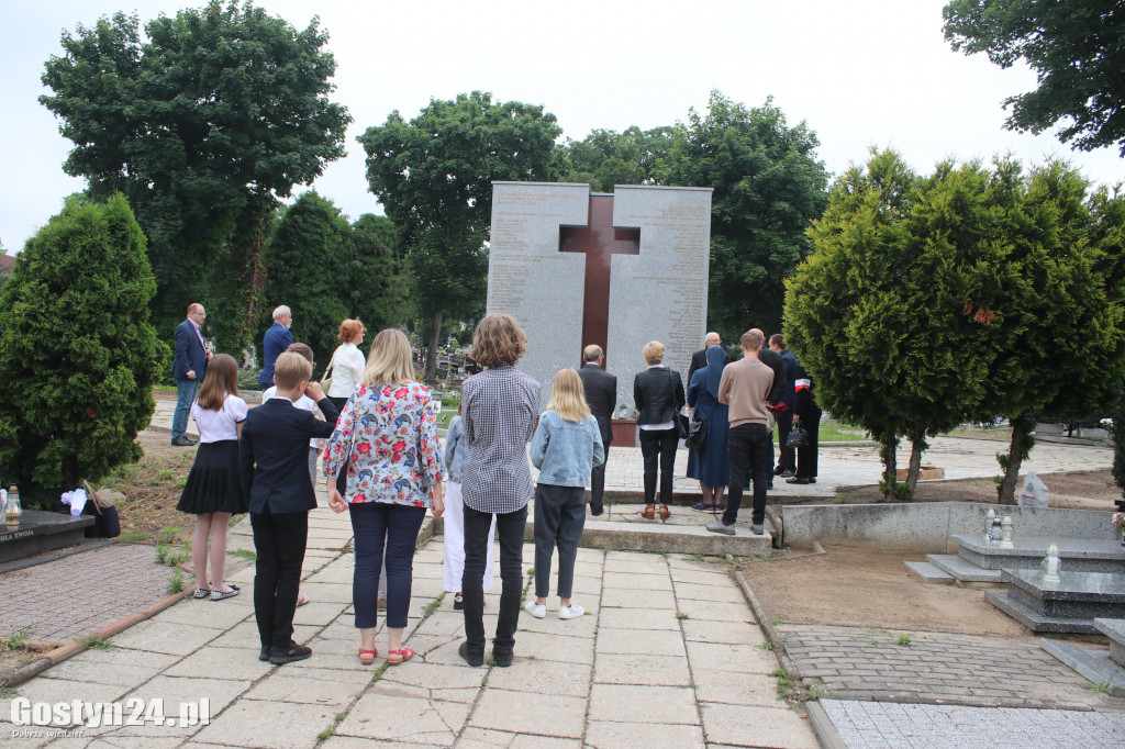 Hołd złożony czarnolegionstom na cmentarzu w Gostyniu