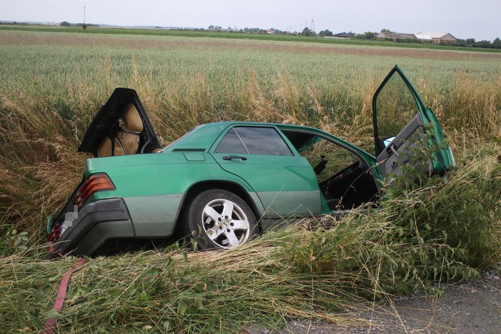 Auto wjechało do rowu w okolicach Taniecznicy