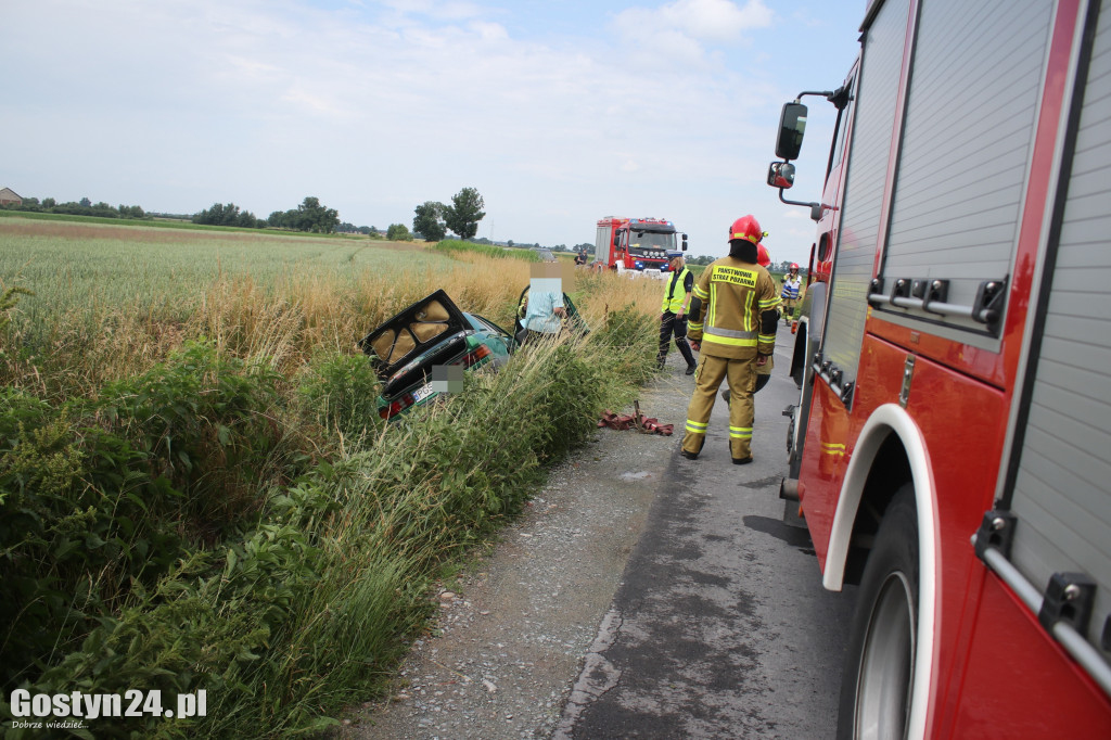 Auto wjechało do rowu w okolicach Taniecznicy