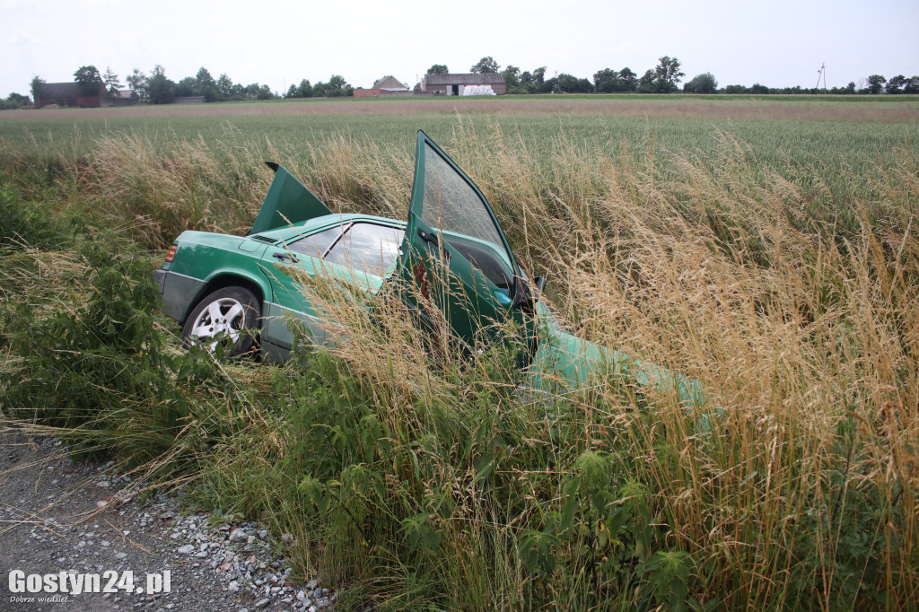 Auto wjechało do rowu w okolicach Taniecznicy