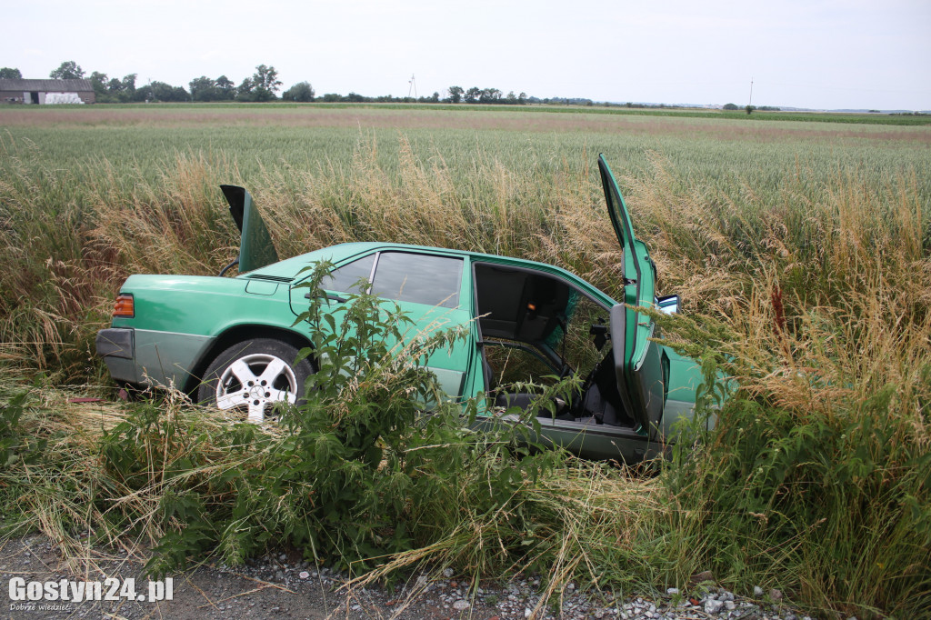 Auto wjechało do rowu w okolicach Taniecznicy
