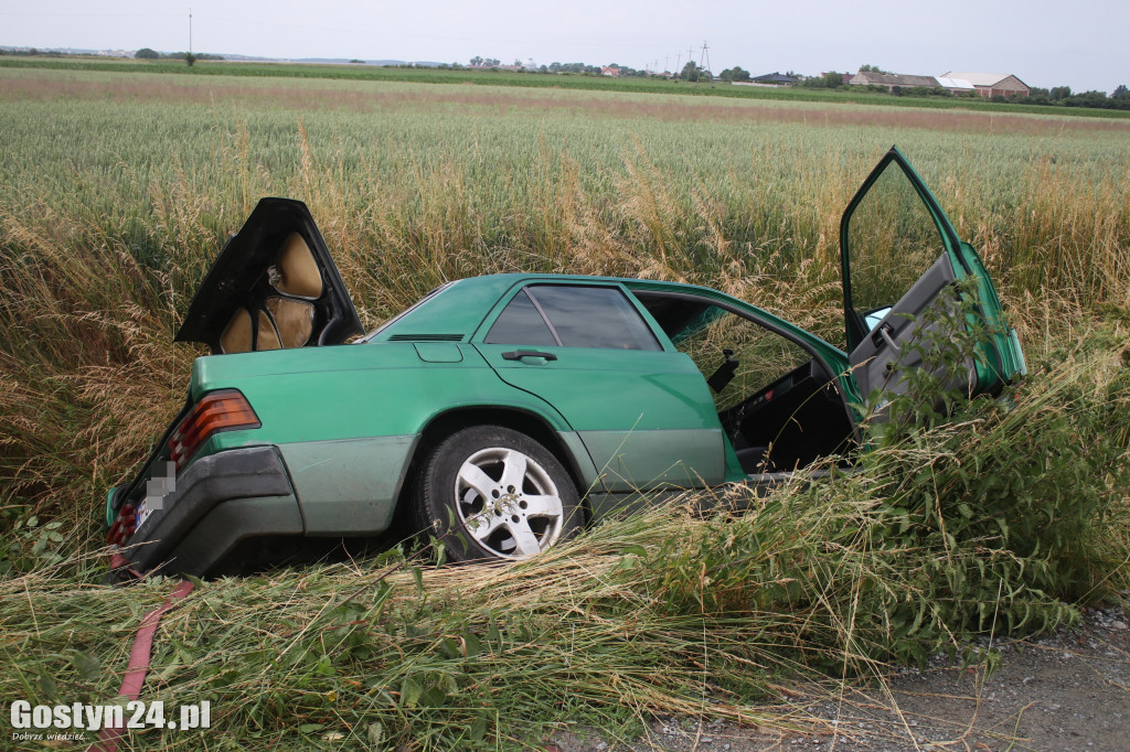 Auto wjechało do rowu w okolicach Taniecznicy