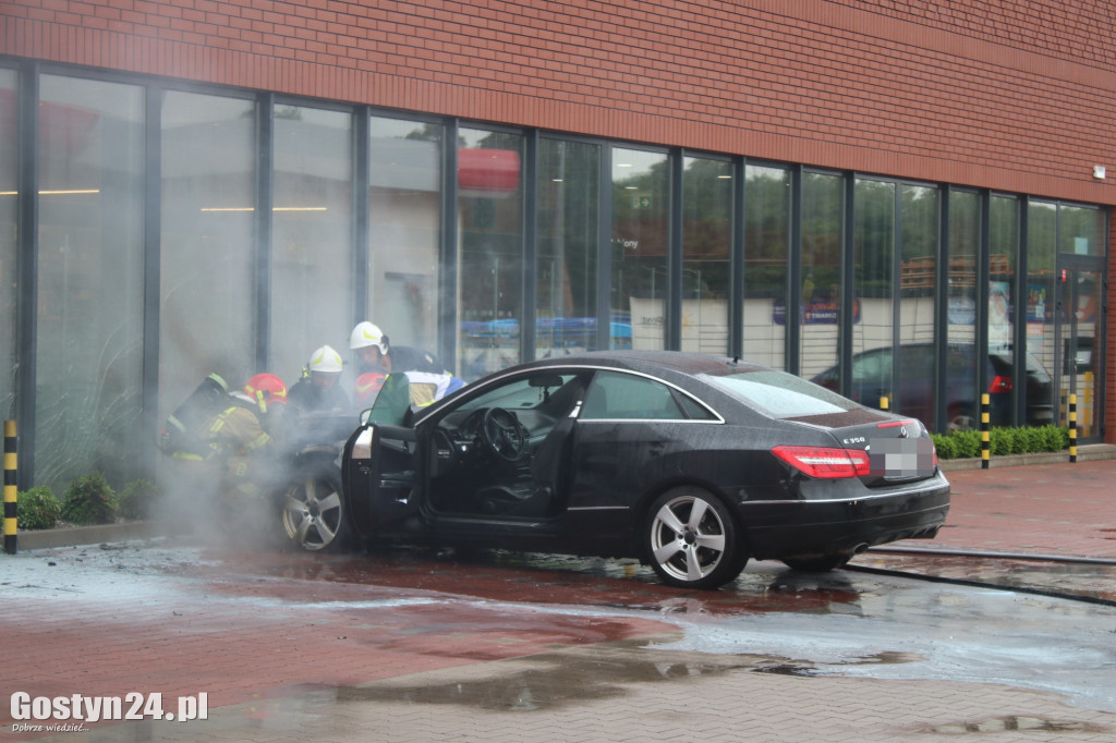 Niebezpieczny pożar na parkingu w Piaskach