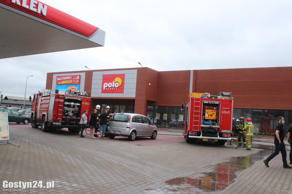 Niebezpieczny pożar na parkingu w Piaskach