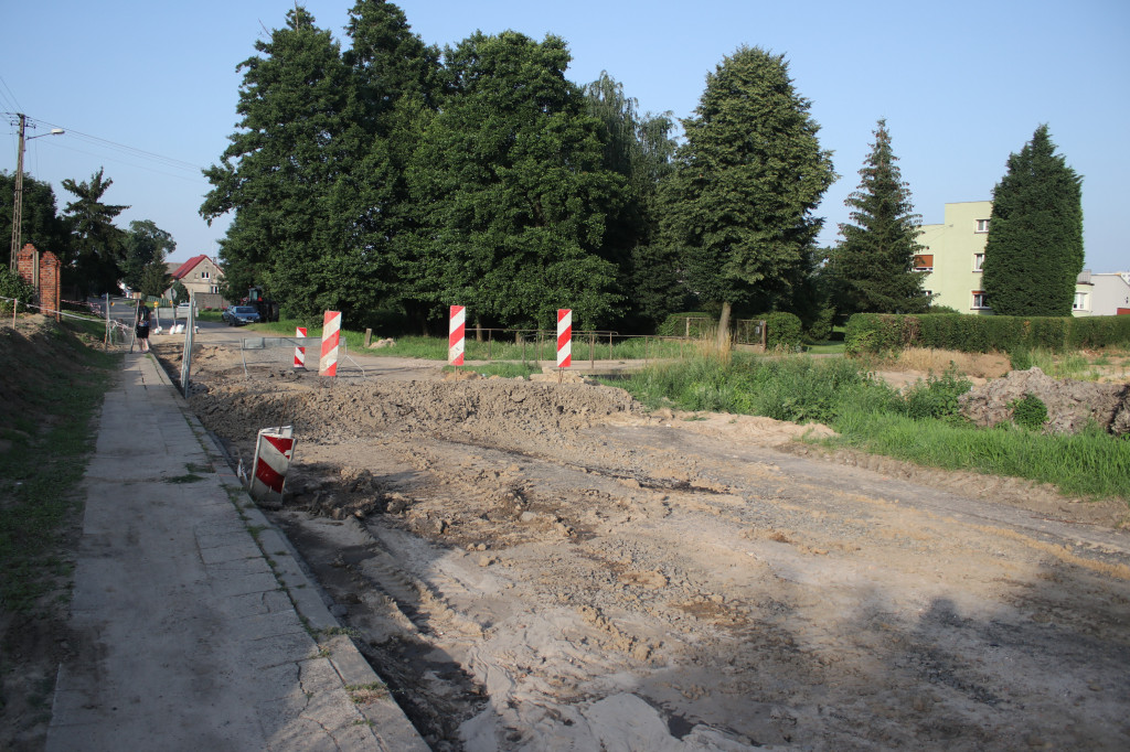 Prace przy nieprzejezdnej drodze w Brzeziu