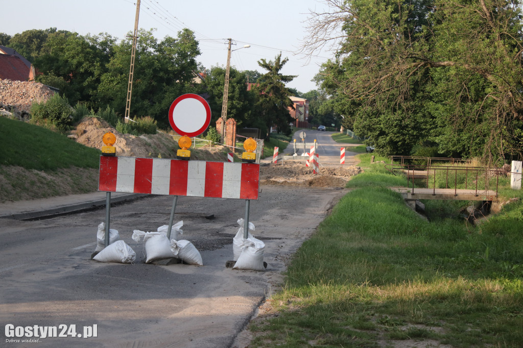 Prace przy nieprzejezdnej drodze w Brzeziu