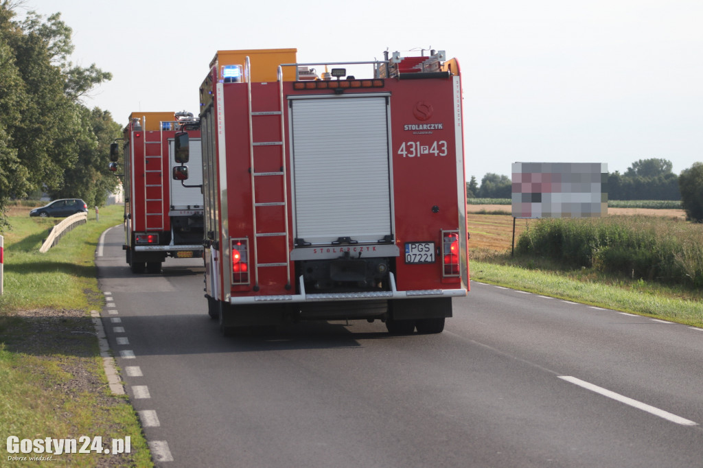 Zderzenie Mercedesa i ciągnika na DW 434