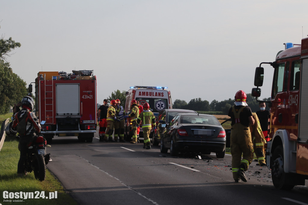 Zderzenie Mercedesa i ciągnika na DW 434