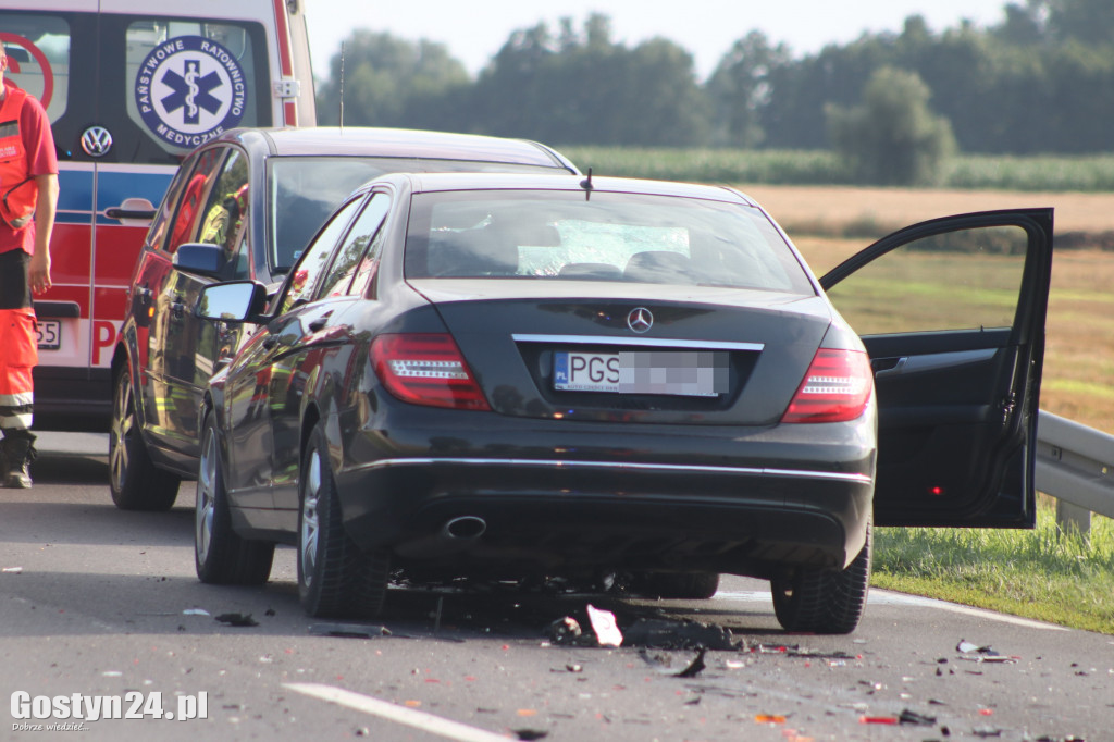 Zderzenie Mercedesa i ciągnika na DW 434
