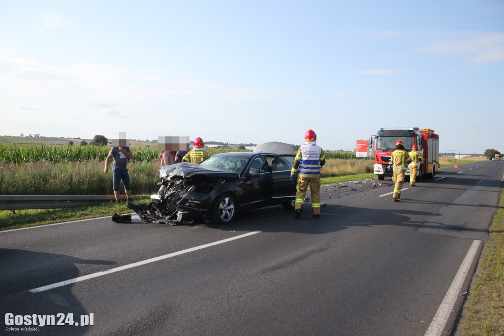 Zderzenie Mercedesa i ciągnika na DW 434