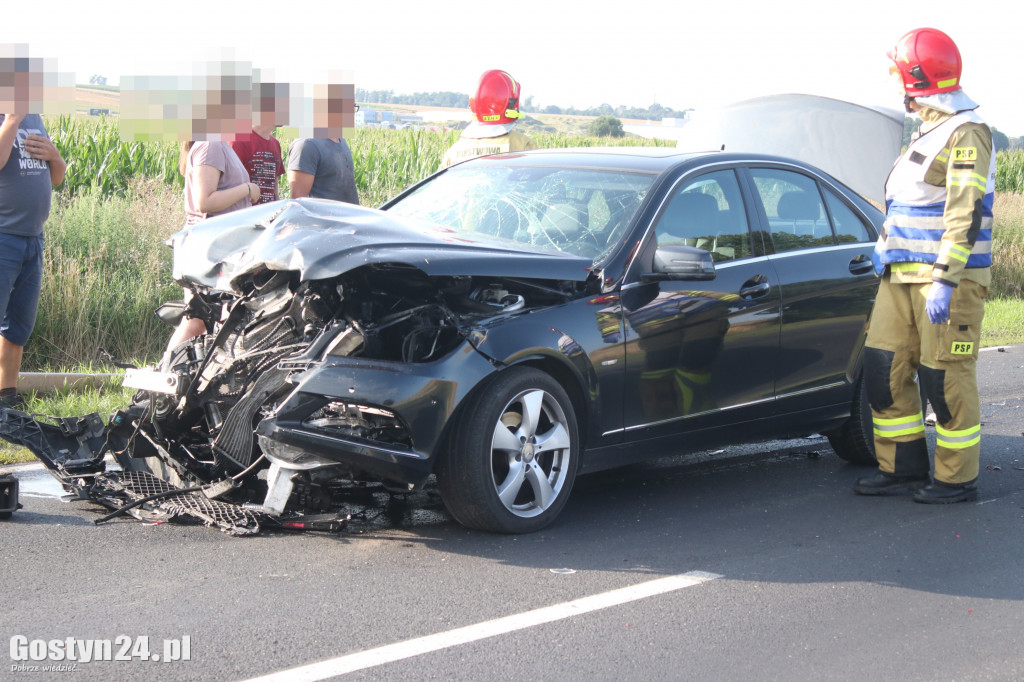 Zderzenie Mercedesa i ciągnika na DW 434