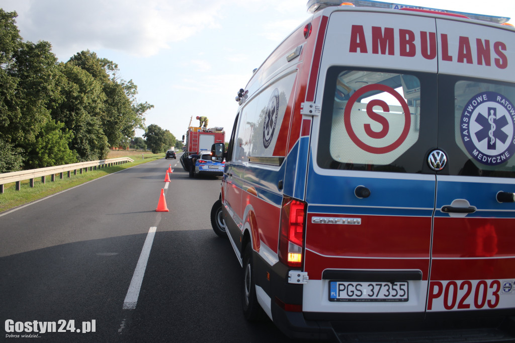 Zderzenie Mercedesa i ciągnika na DW 434