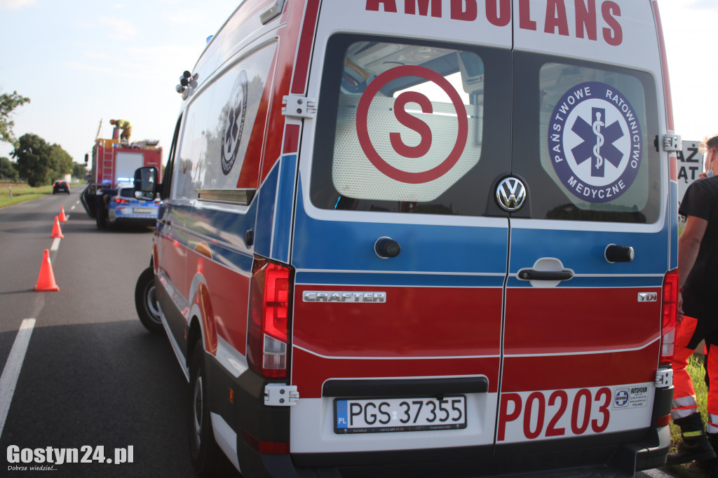 Zderzenie Mercedesa i ciągnika na DW 434