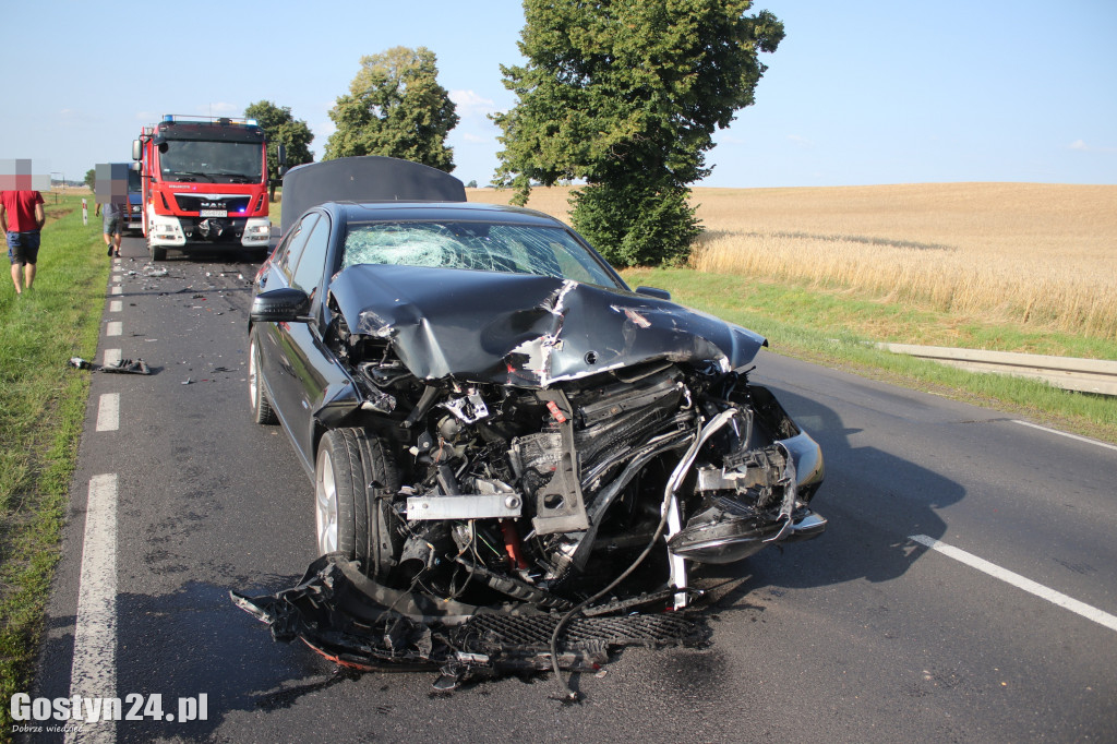 Zderzenie Mercedesa i ciągnika na DW 434