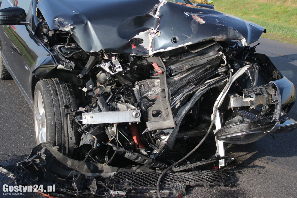 Zderzenie Mercedesa i ciągnika na DW 434