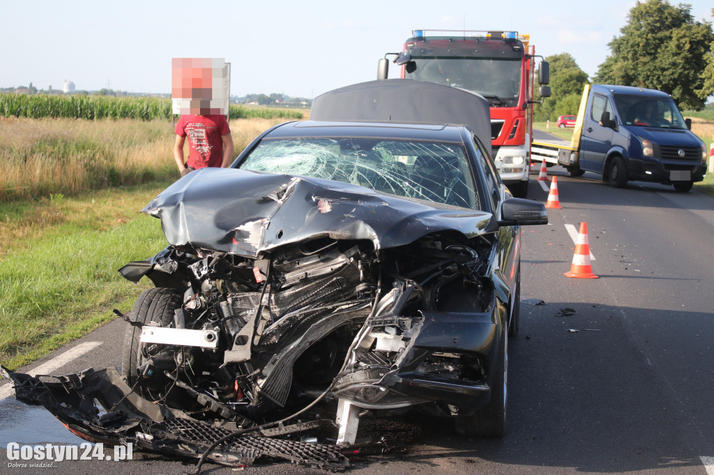 Zderzenie Mercedesa i ciągnika na DW 434