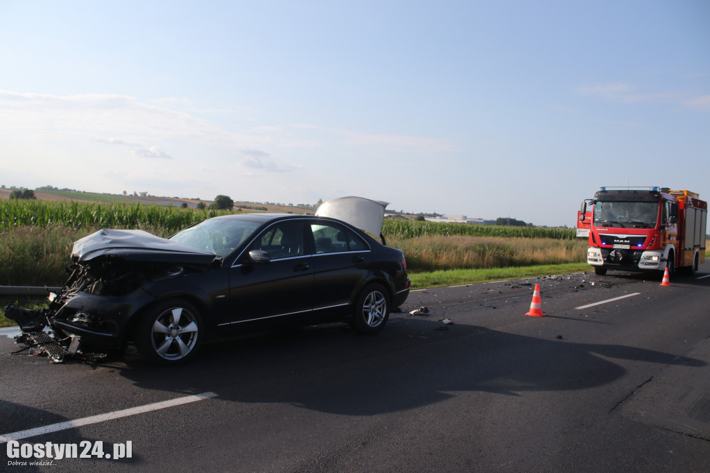 Zderzenie Mercedesa i ciągnika na DW 434