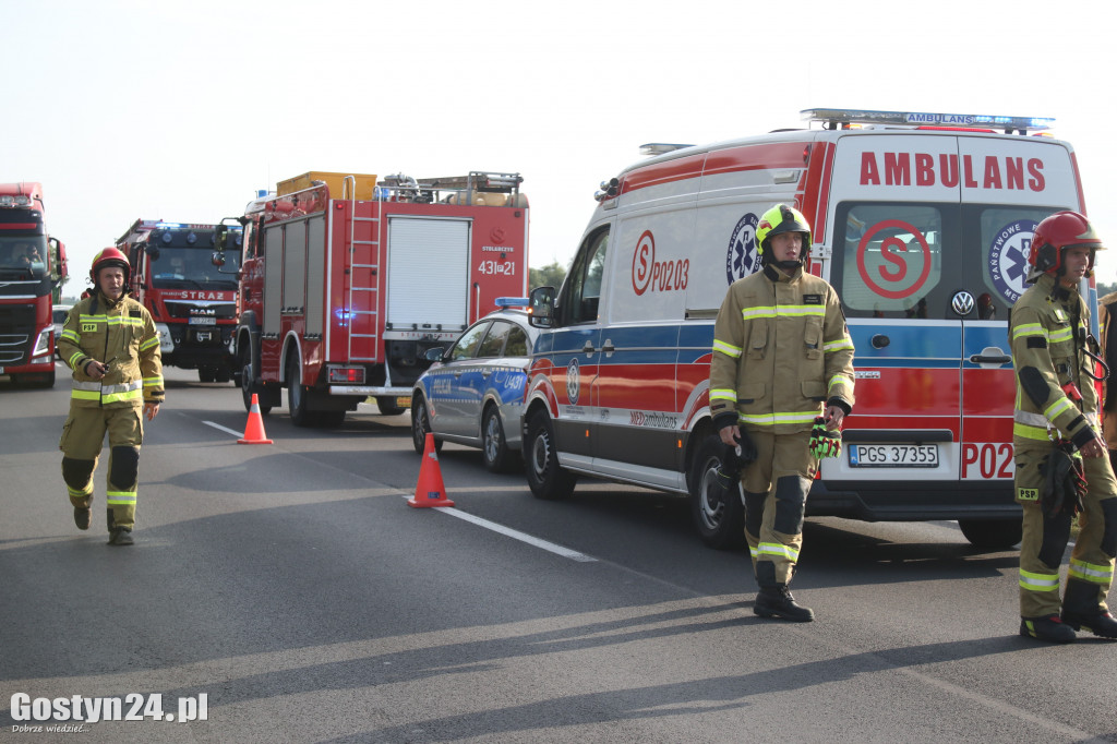 Zderzenie Mercedesa i ciągnika na DW 434
