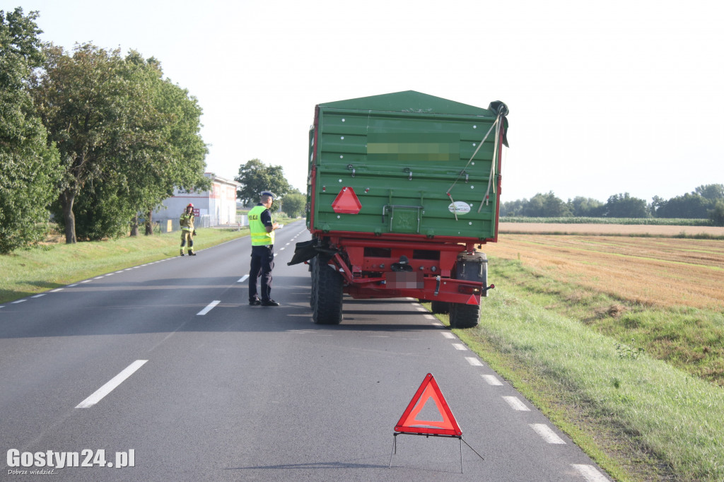 Zderzenie Mercedesa i ciągnika na DW 434