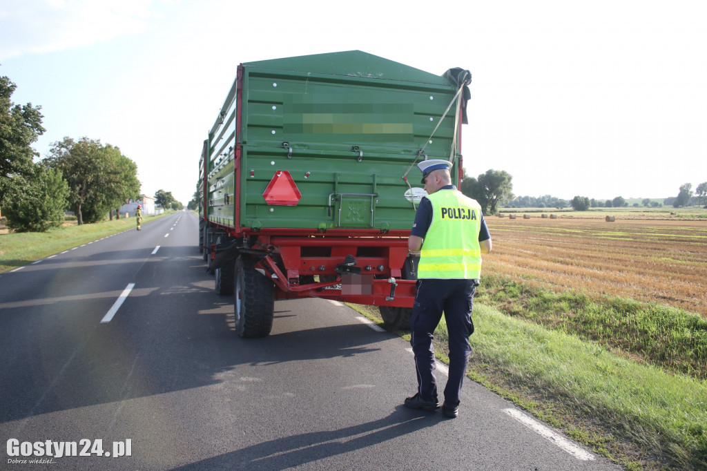 Zderzenie Mercedesa i ciągnika na DW 434