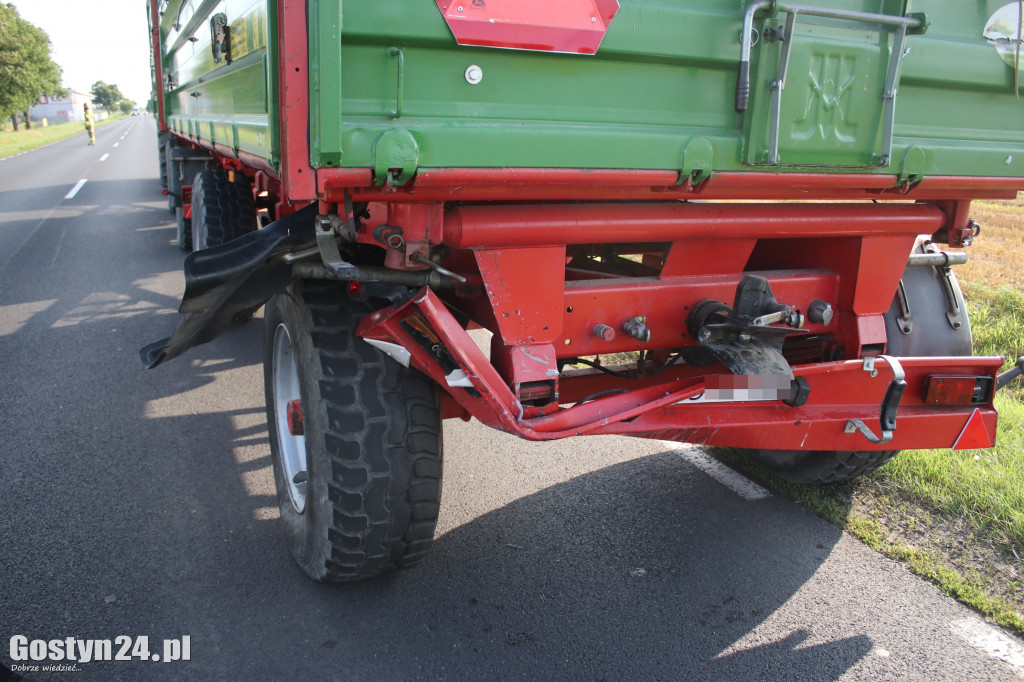 Zderzenie Mercedesa i ciągnika na DW 434