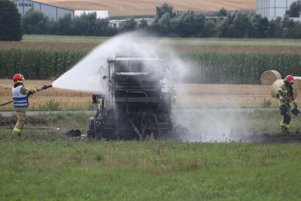 Pożar maszyny rolniczej na polu w Krajewicach