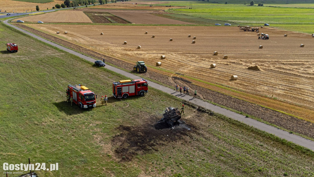 Pożar maszyny rolniczej na polu w Krajewicach