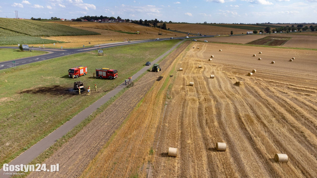 Pożar maszyny rolniczej na polu w Krajewicach