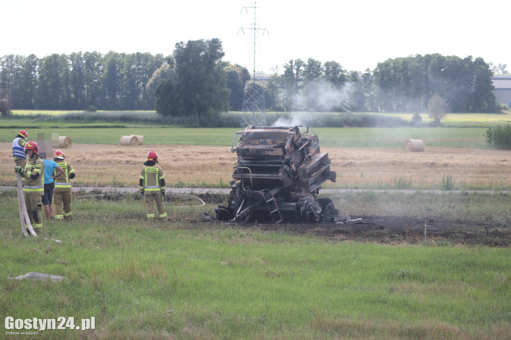Pożar maszyny rolniczej na polu w Krajewicach