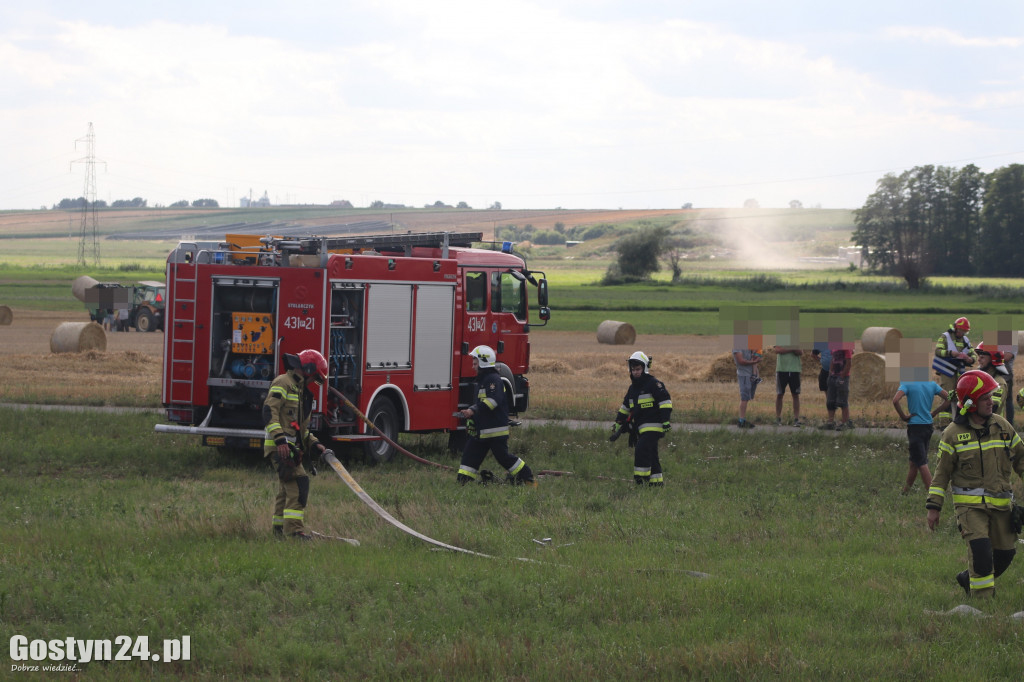 Pożar maszyny rolniczej na polu w Krajewicach