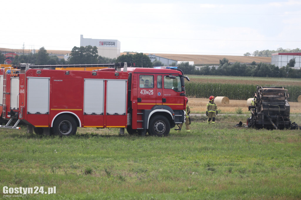 Pożar maszyny rolniczej na polu w Krajewicach