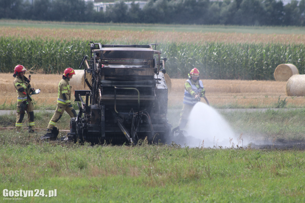 Pożar maszyny rolniczej na polu w Krajewicach