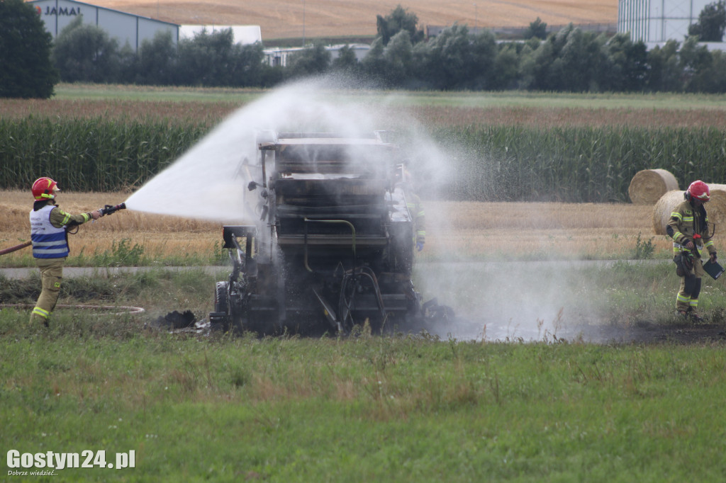 Pożar maszyny rolniczej na polu w Krajewicach