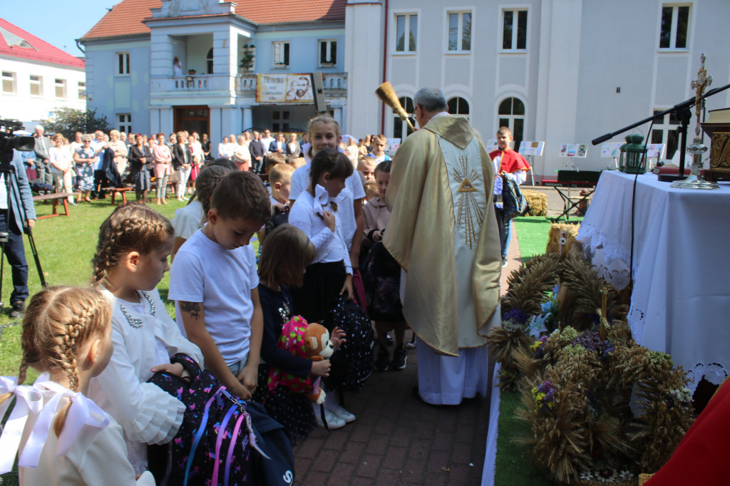 Msza św. polowa w parku w Grabonogu i święcenie plecaków