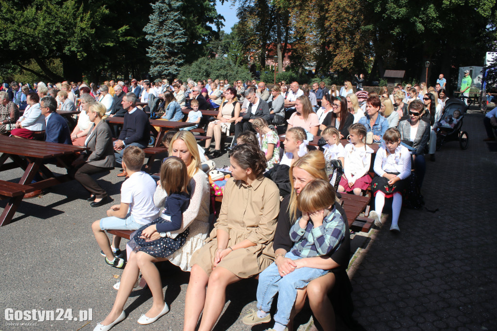 Msza św. polowa w parku w Grabonogu i święcenie plecaków