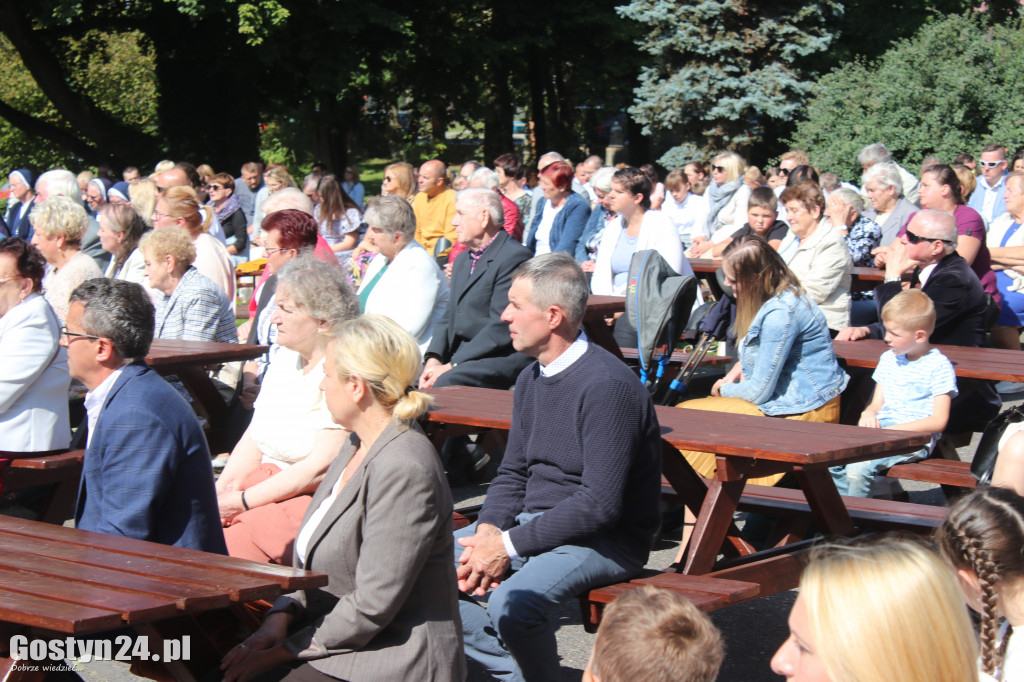 Msza św. polowa w parku w Grabonogu i święcenie plecaków
