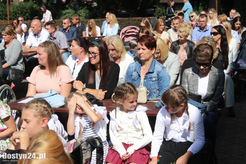 Msza św. polowa w parku w Grabonogu i święcenie plecaków